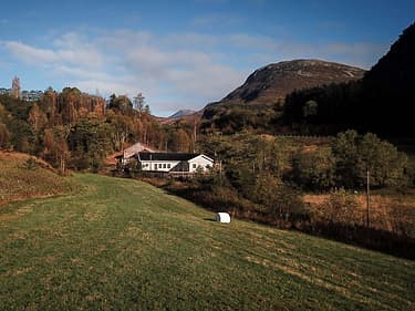 Dronebilde av huset på tomten