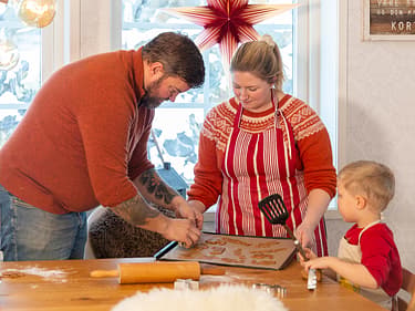 bilde av hele familien som baker pepperkaker