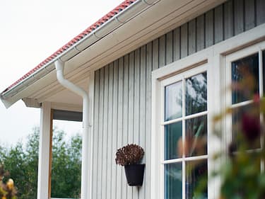 Bilde av blomsterpotte på veggen ute