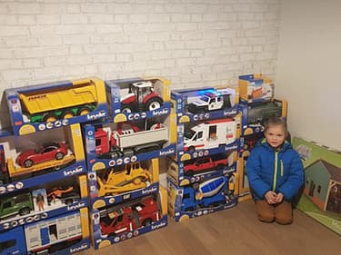 Bilde av sønnen som har fått nye leker
