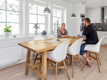Bilde av paret ved spisebordet ved kjøkkenet