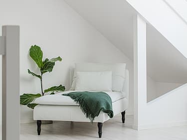 Bilde av sofa i andre etasje, innredet etter overtakelse