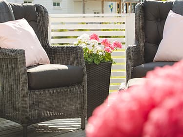 Nærbilde av sittegruppe på verandaen