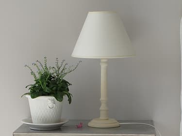Nærbilde av lampe på nattbord