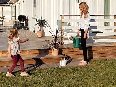 Bilde av familie som leker i hagen