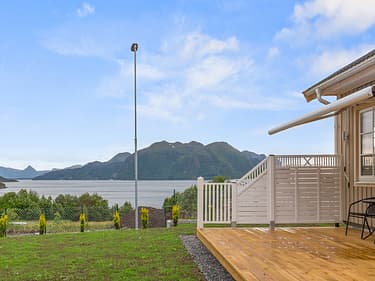 Bilde av terasse og utsikten fra huset
