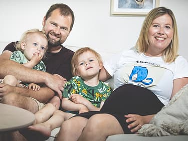 Familien plassert godt i sofaen i sitt nye 1,5-etasjes huset Åse