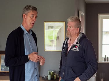 Bilde av boligformidler og kunde som prater
