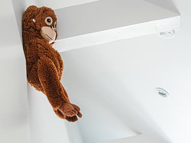 Bilde av barnets bamse som henger fra taket