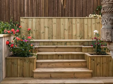 Bilde av uteområdet med trapp og blomsterkasser