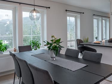 Bilde fra annen vinkel av sittegruppen ved kjøkkenet