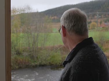 Bilde av huseier som ser ut på utsikten utenfor huset sitt