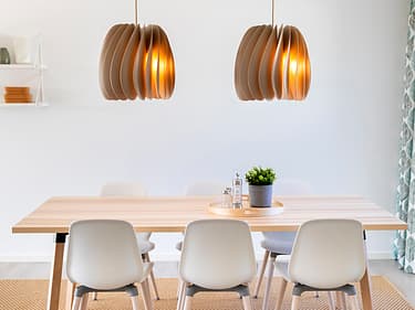 bilde av lyst kjøkkenbord