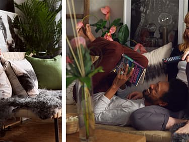 Bilde av familie som slapper av med en bok