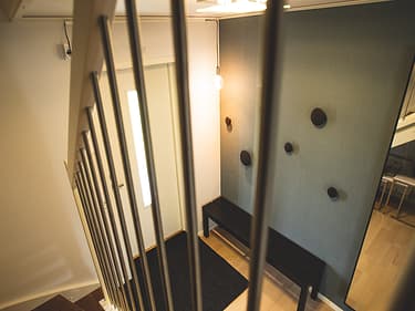 Bilde fra trappen i andre etasje ned i gangen
