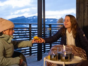Bilde av døtrene som spiser julebakst utendørs