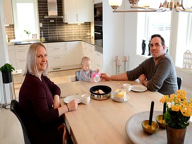 Bilde av familien rundt kjøkkenbordet