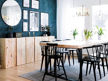 Bilde av interiøret og spisegruppen familien har plassert sentralt i sitt nye hus