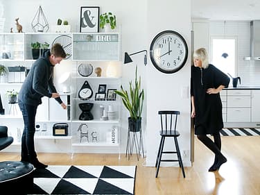 Bilde av paret som befinner seg i den nye stua si