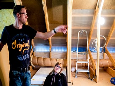 bilde av huseier og byggerne som ordner andre etasje i huset