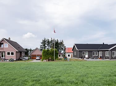 Bilde utendørs der huset er plassert