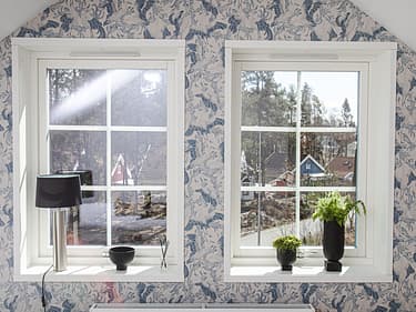 Bilde av to vinduer med tapet
