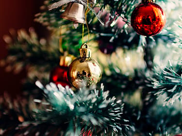 Bilde av julepynt hengende på juletreet