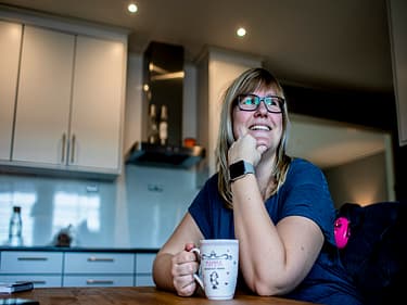 Bilde av huseier som nyter en kopp kaffe