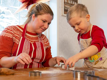 Bilde av mor og sønn som baker pepperkaker