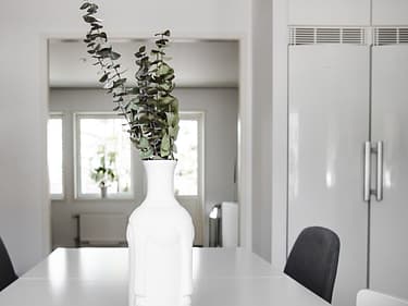 Nærbilde av en vaske på spisebordet