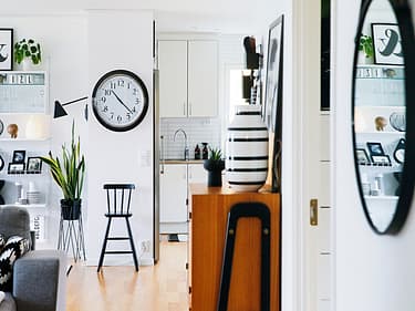 Bilde av stuen og alt interiøret de har. Svart og hvitt er gjennomgående