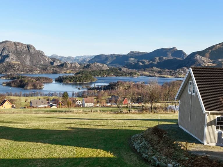 Bilde av utsikten og huset på tomta