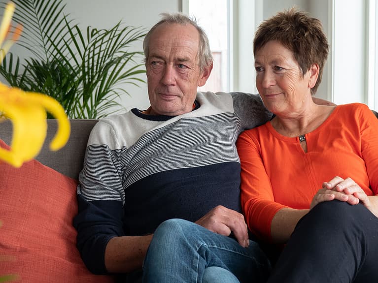 Bilde av huseiere i sofaen
