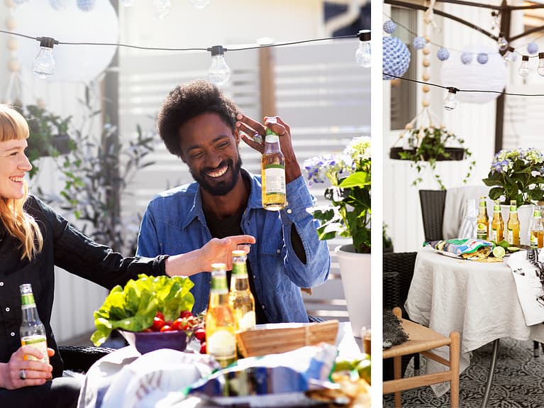 Bilde av familie som sitter ute på verandaen