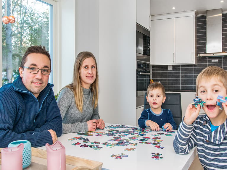 Bilde av familien rundt kjøkkenbordet