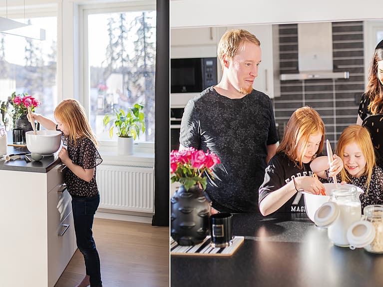 Todelt bilde av familie som baker på kjøkkenet