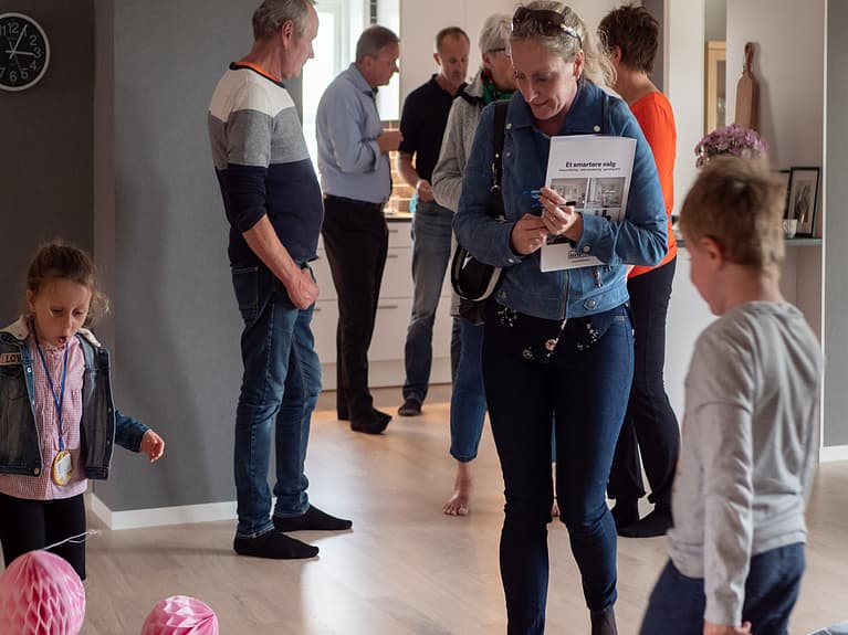 Bilde av mennesker som er på visning