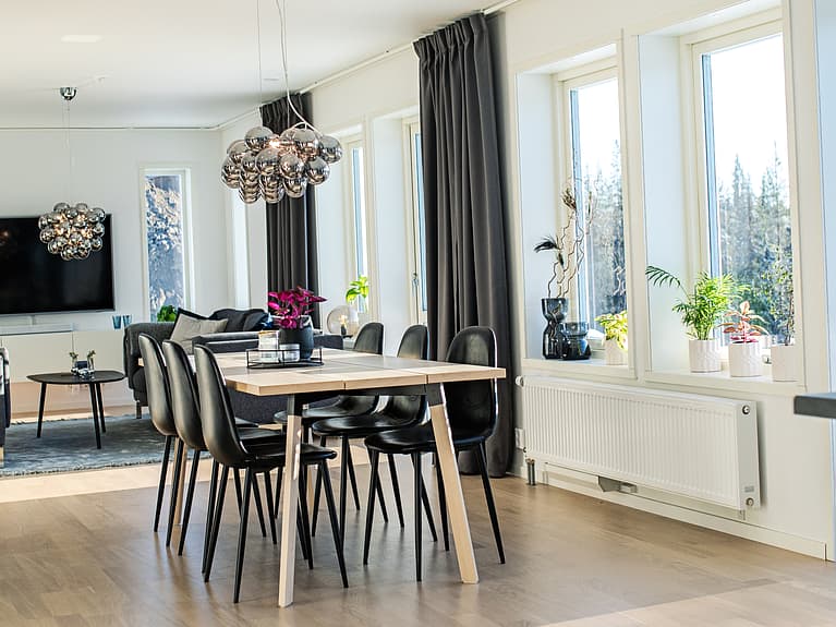 Bilde av familiens spisegruppe og sofakrok
