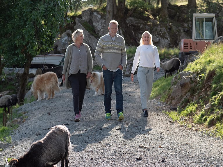Bilde av familien Vervik ute på gårdsplassen