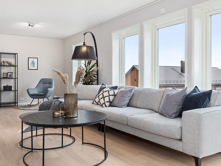 Bilde av stue med lave vinduer i huset Edvard