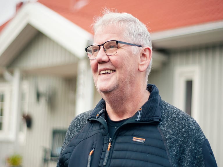 Bilde av Helge Lillemo utenfor sitt nye Älvsbyhus