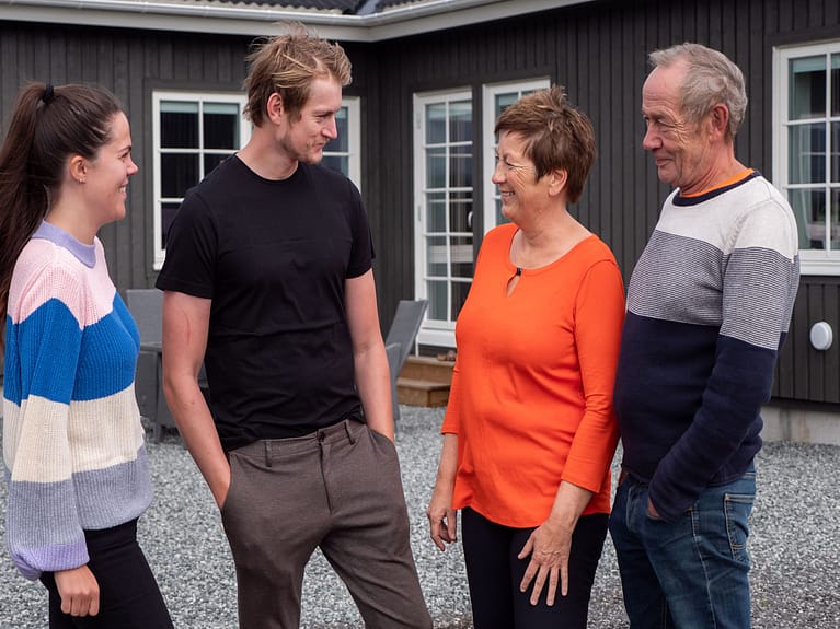 Bilde av familien Eik utenfor sitt nye vinkelhus Tove