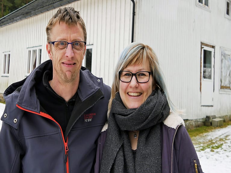 Bilde av Lise og Yngve utenfor huset de skulle rive