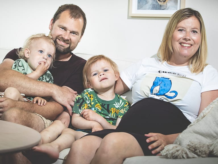 Familien plassert i sofaen i sitt nye hjem