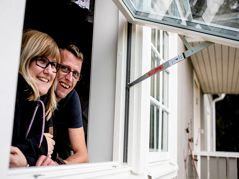 Familien titter ut av vinduet på sitt nye Älvsbyhus