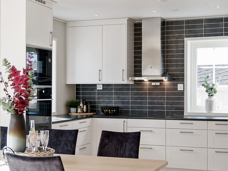 Bilde av kjøkken med innebygde hvitevarer fra electrolux, vindu over kjøkkenbenk og spotlights i taket