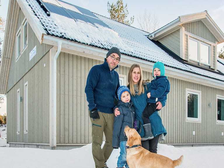 Bilde av familien utenfor deres nye husmodell Edvard