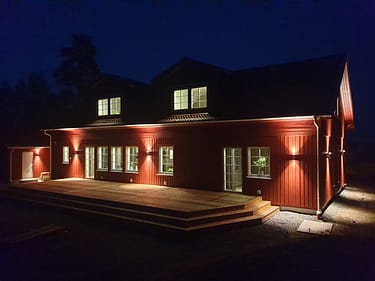 Bilde av huset Edvard med ekstra fasadebelysning
