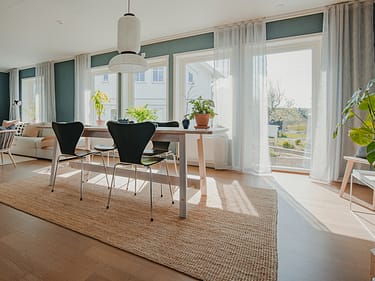 Bilde av stue med helglasset balkongdør