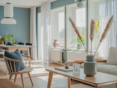Bilde av stue med tilvalget lave vinduer